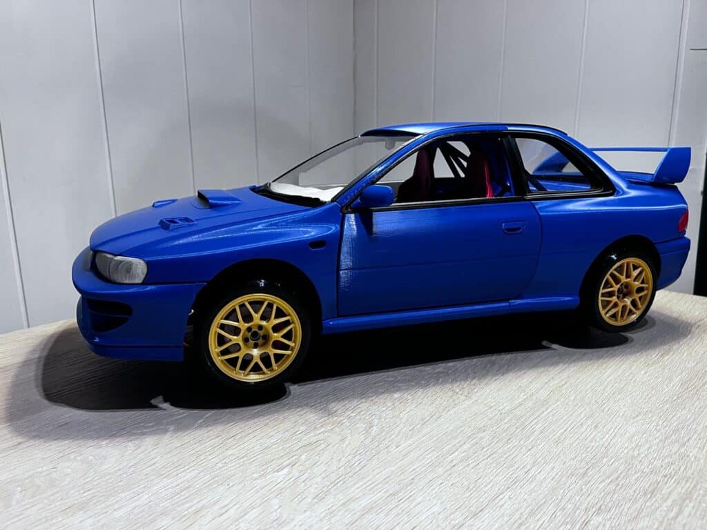 Sidevisning av 3D-printet Subaru Impreza med detaljerte felger